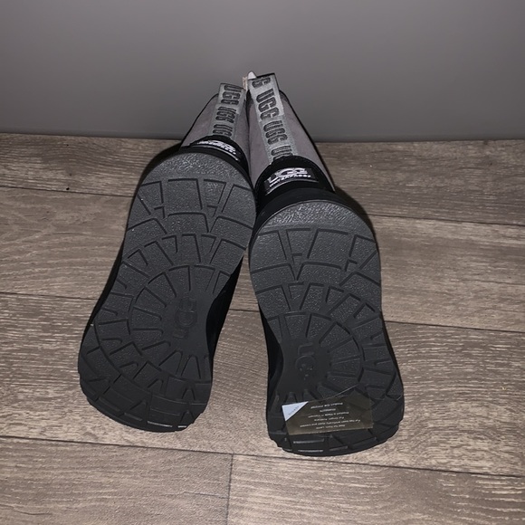 Ugg youth grey and black snow boots brand new size 1 - Picture 6 of 8